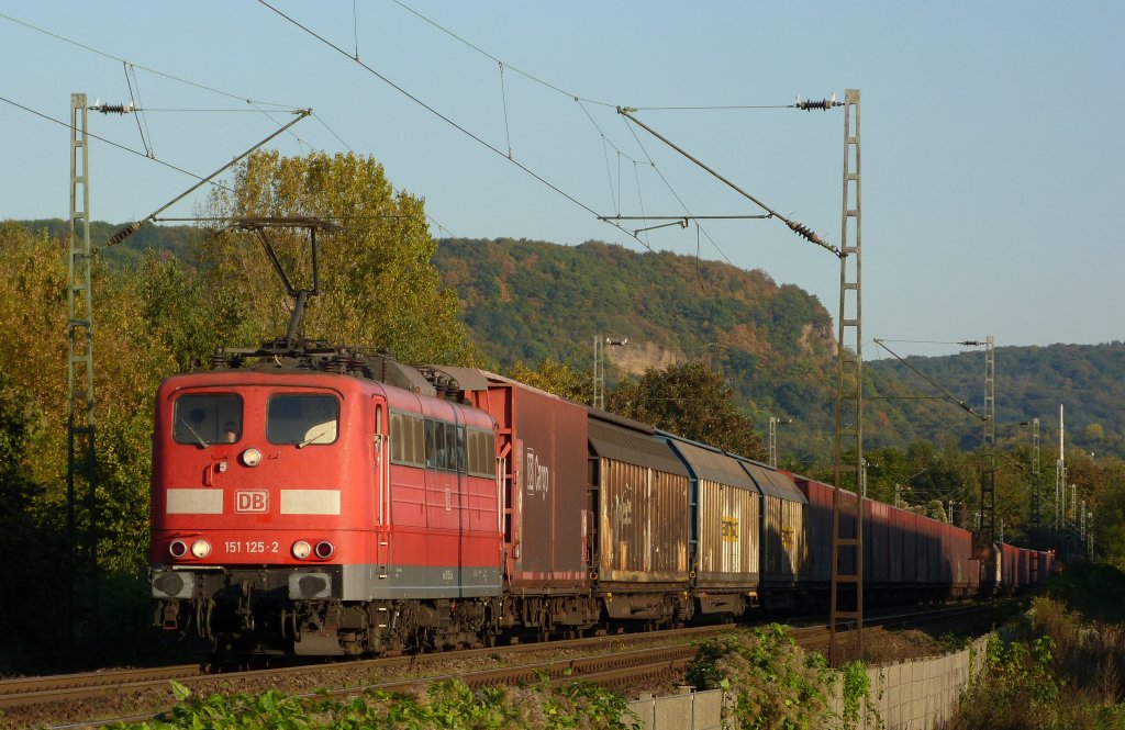151 125-2 mit ihrem  Schuhkarton-Zug  begegnete mir am 02.10.11. bei Bonn Beuel.