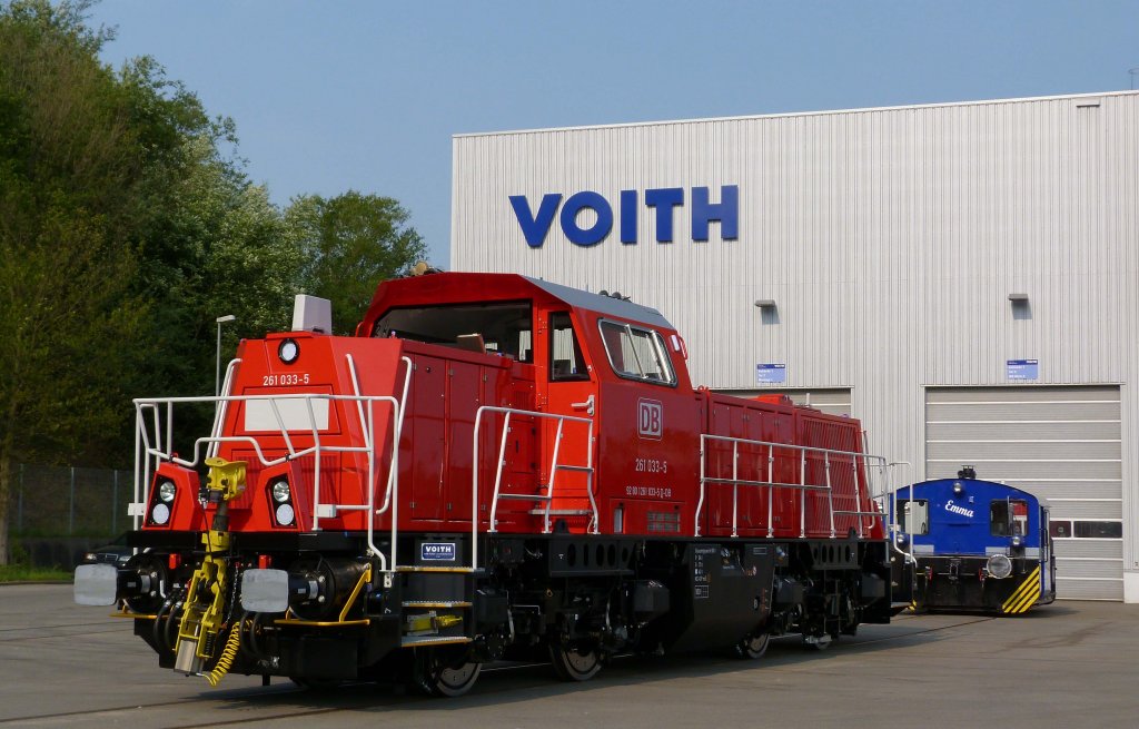 261 033-5 und die Voith eigene Kf  Emma  standen im Frhjahr 2011 auf dem Gelnde von Voith in Kiel.