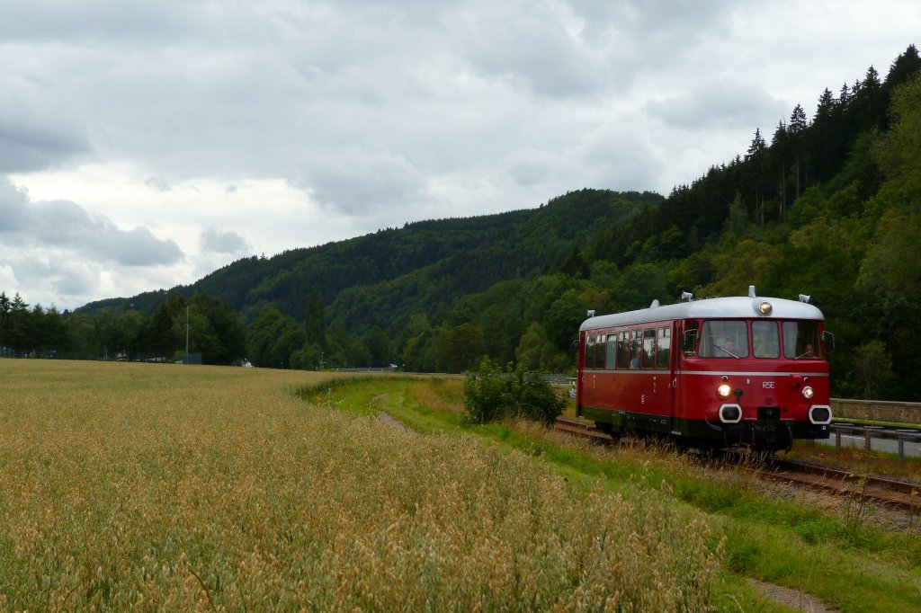 Der VT 23 der RSE auf der Strecke der Oleftalbahn.
