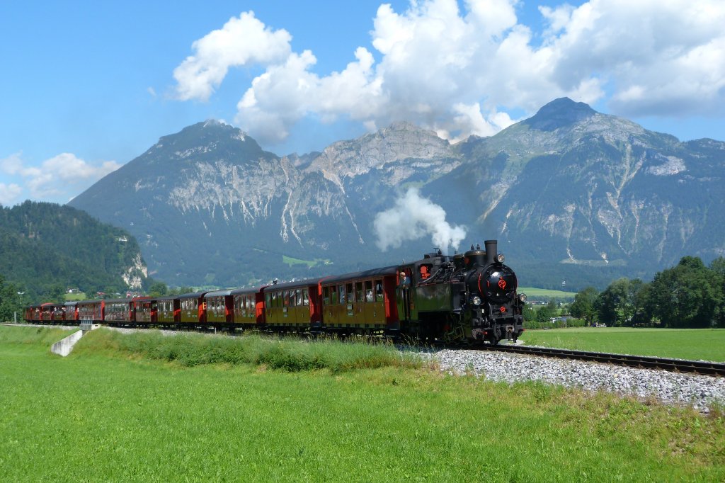 Lok Gerlos der Zillertalbahn mit dem planmigen Dampfzug am Haken im Sommer 2011.