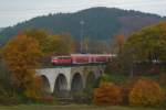 Die 111 080-8 mit dem RE9 nach Siegen am 02.11.11. auf einem Viadukt bei Schladern(Sieg).