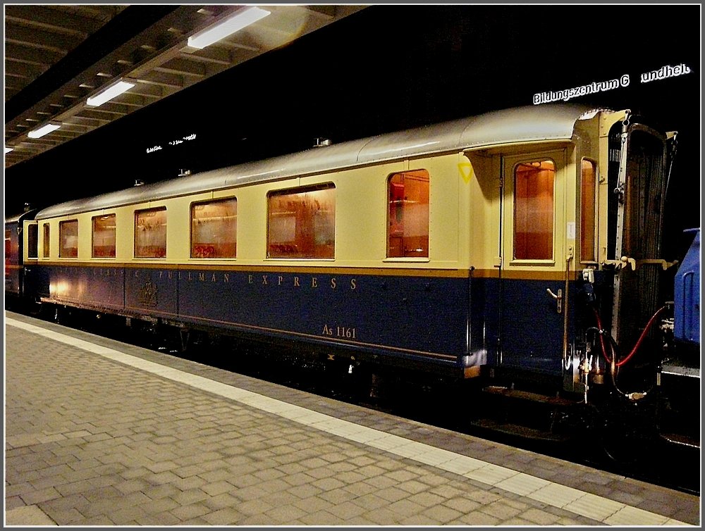 Als Entsch�digung f�r den Schneesturm am Bernina Pass, durften wir abends ganz vornehm (aber ohne Krawatte) im RhB Pullman Wagen As 1161 dinieren. 24.12.09 (Jeanny) 