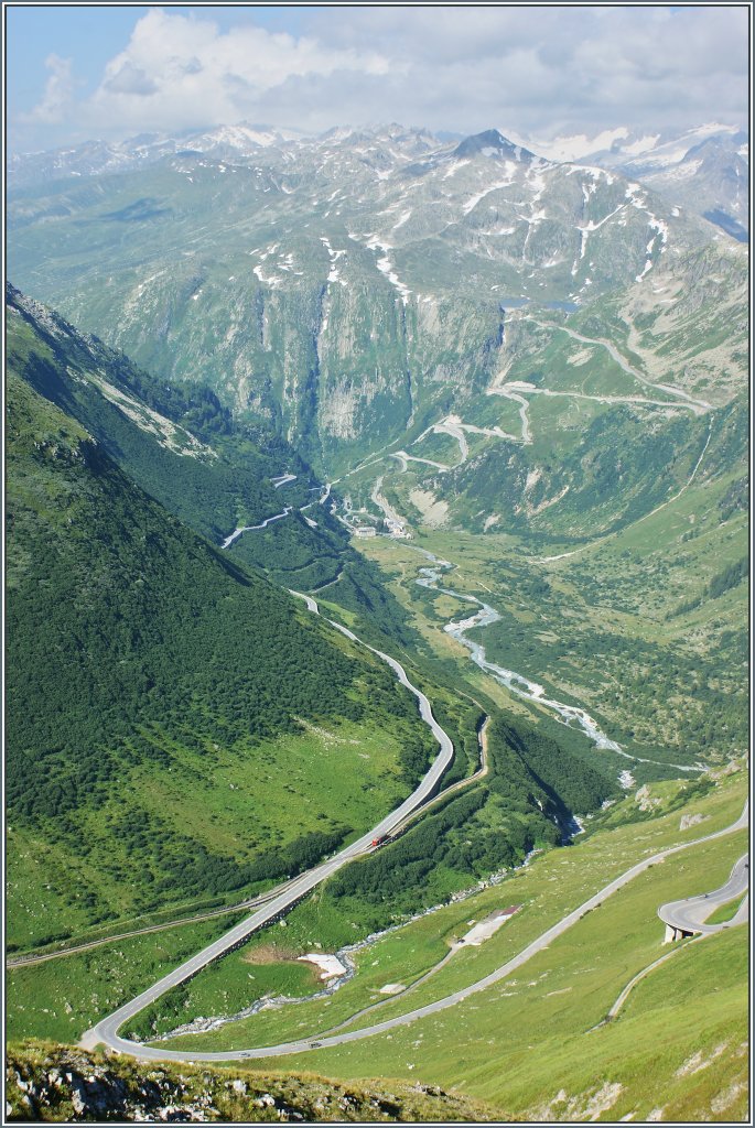 Ausblick von Der Furkapassstrasse hinunter nach Gletsch und auf die Walliser Berge.
(05.08.2013)