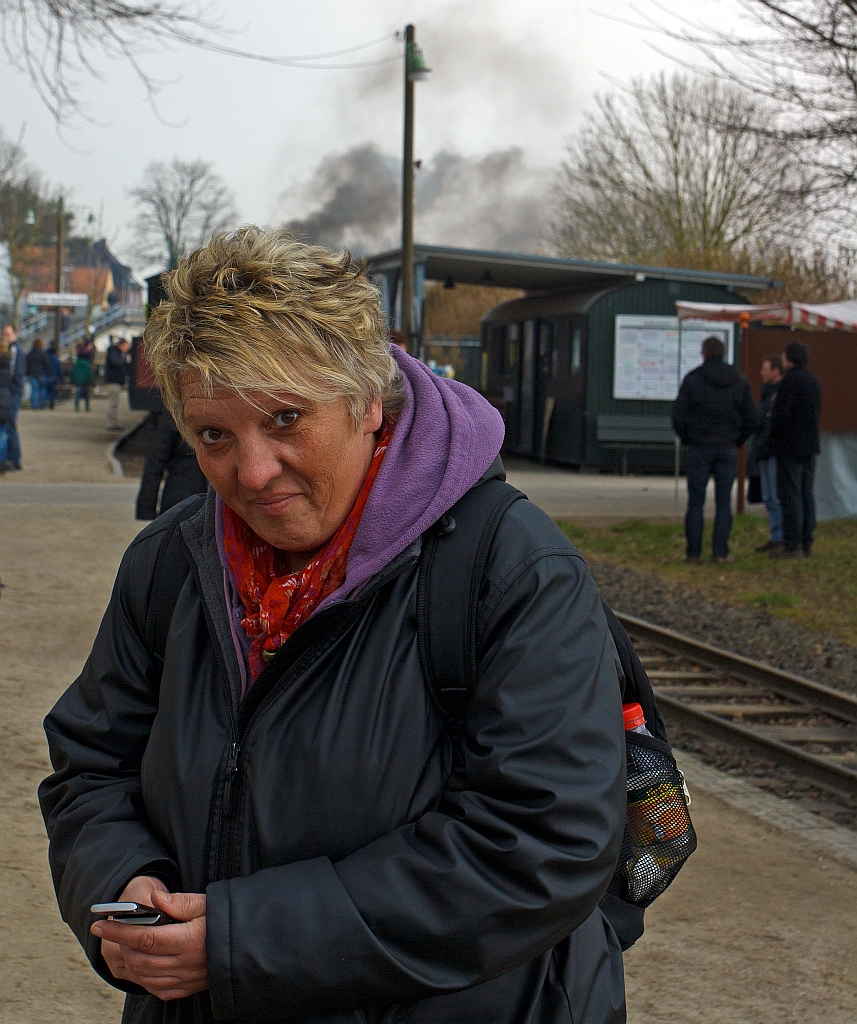 Bein SMS schreiben da raucht einem schon einmal der Kopf.....
Beim Bf Schierwaldenrath am 31.03.2013