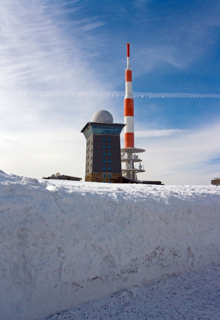 Blick auf den Brockenturm (1.142 m �. M.) am 23.03.2013.