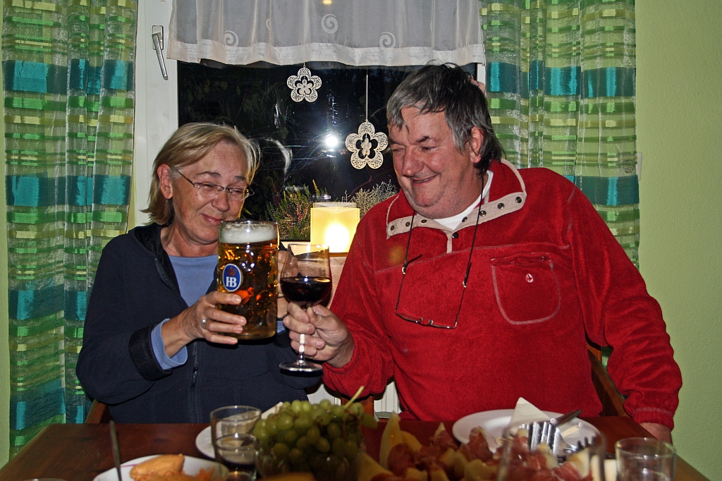 Dann prost - beim Tag der offenen T�r in Herdorf am 14.10.2012 - auch ein Pilsbild halt mit (s) - Ich hatte 3 mal gefragt soll ich das Glas ganz voll machen, O-Ton Jeanny: Ja, ja, ganzvoll.....Nur ich hatte das Glas getauscht es war ein Mass.