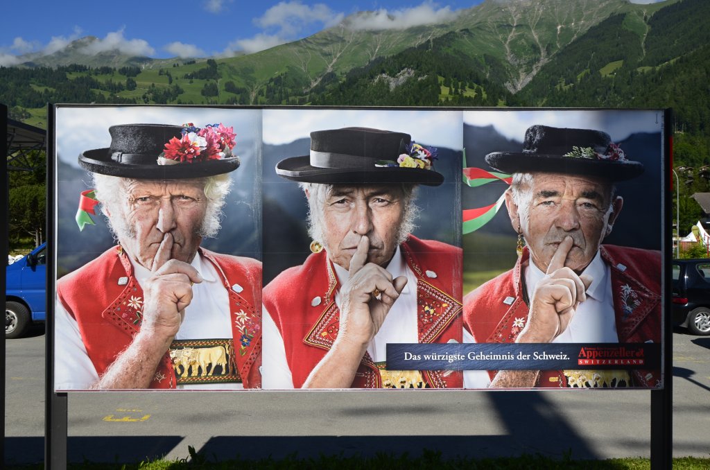 Die drei Herren erinnern mich an die auf diesem Bild
http://wwwfotococktail-revival.startbilder.de/name/einzelbild/number/224904/kategorie/Stadt+und+Land~Schweiz~Diverses.html.
(Aufnahme vom 01.07.2013)
