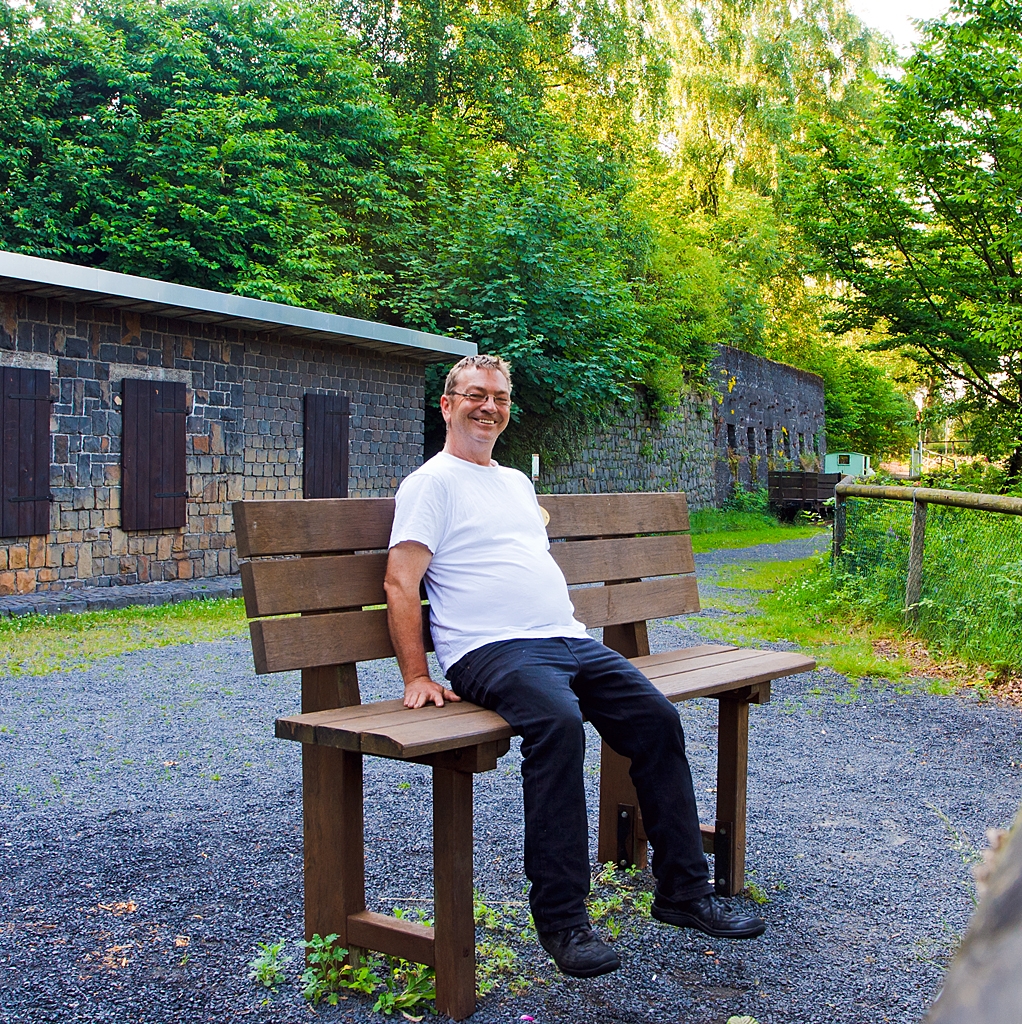 Ein Fotograf aus dem Hellertal auf der  Opa - Baumelbank  am 09.07.2013 im Basaltpark Bad Marienberg (Westerwald).

Schrifttafel an der Bank mit folgendem Wortlaut:
Baumelbank
Zur Entspannung des K�rpers und zum Genie�en der gut Westerwaldluft
Zum Baumeln von Seele und K�rper
Zur Entlastung der Knie und Sprunggelenke
Zur Unterst�tzung der Pumpleistung des Herzens durch kreisen der F��e
