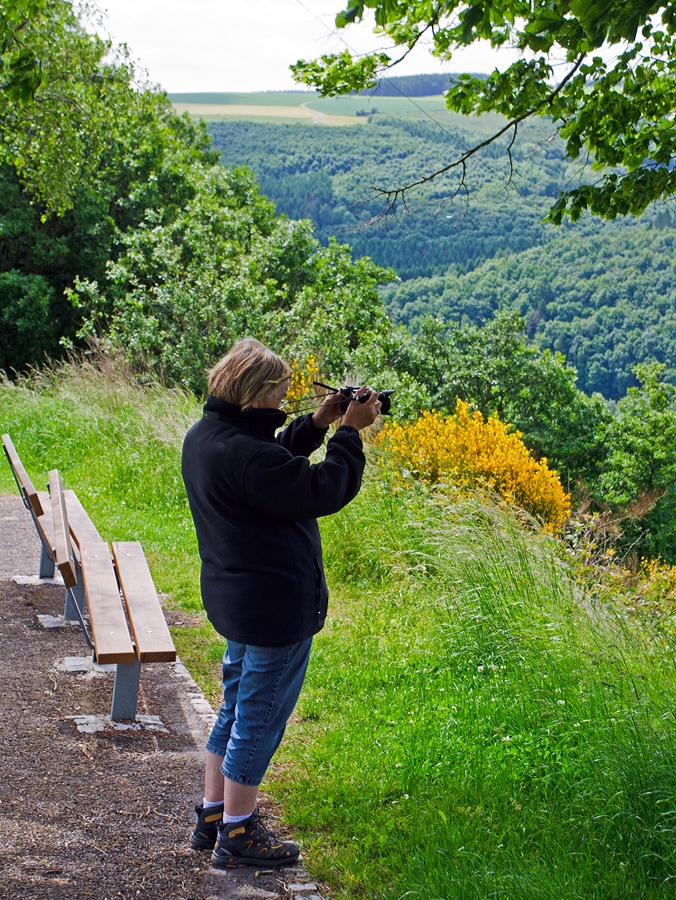 Eine Fotografin bei der Arbeit - Oberhalb der Talsperre in Esch-sur-S�re am 16.06.2013