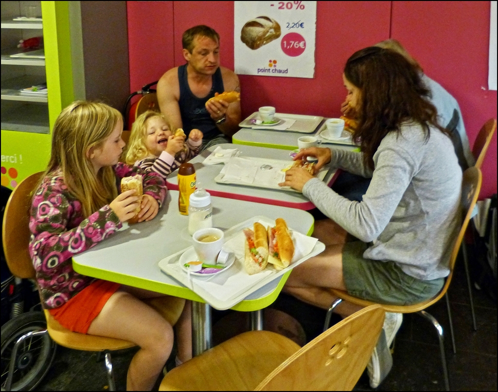 Familienfr�hst�ck im Bahnhof Li�ge Guillemins. 22.08.2012 (Hans)