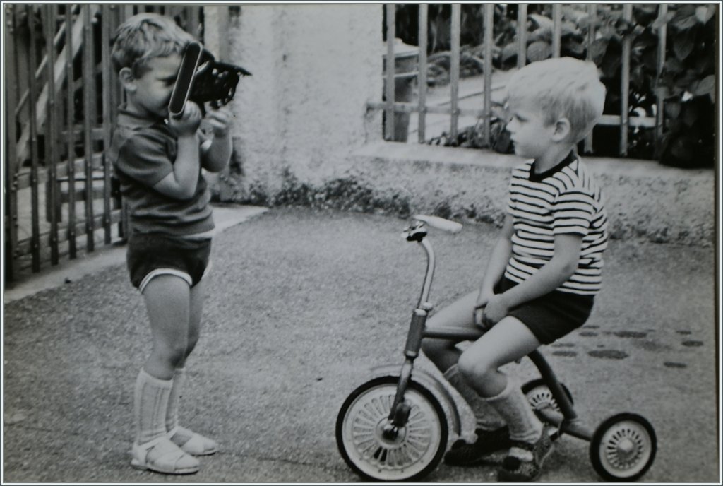Fr�h �bt sich: der relativ kleine Stefan mit einer relativ grossen Kamera.
Ca 1966/67 - Fotografiertes Foto/Fotograf des Basisbildes: Mein Vater