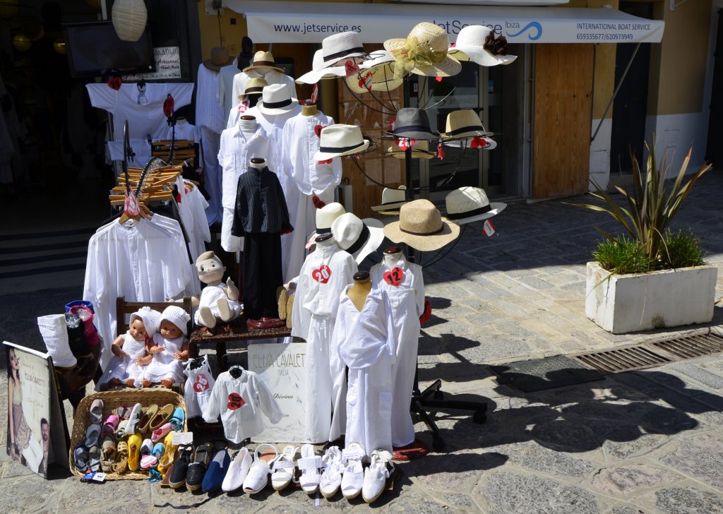 Hier k�nnen sich kleine und gro�e Leute im wahrsten Sinne von Fu� bis Kopf einkleiden. (Gesehen in Ibiza am 06.05.2013).
Hans-Gerd