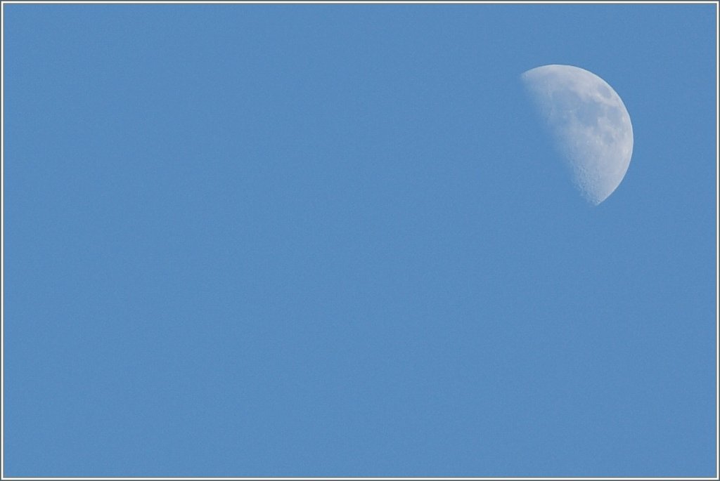 Meine Antwort auf Jeannys Frage bei Bild 183039:  Was machen die Bahnfotografen, wenn kein Zug kommt? : Die streben nach H�herem...
Zunehmender Mond von Rivaz (Erde) aus aufgenommen am 1. M�rz 2012.