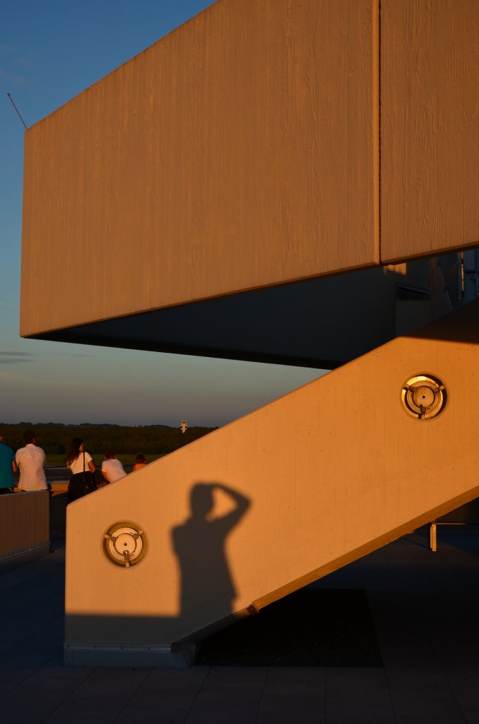 Schattenbild des Fotografen im Licht der letzten Abendsonne am Flughafen K�ln/Bonn.
(27.08.2012)