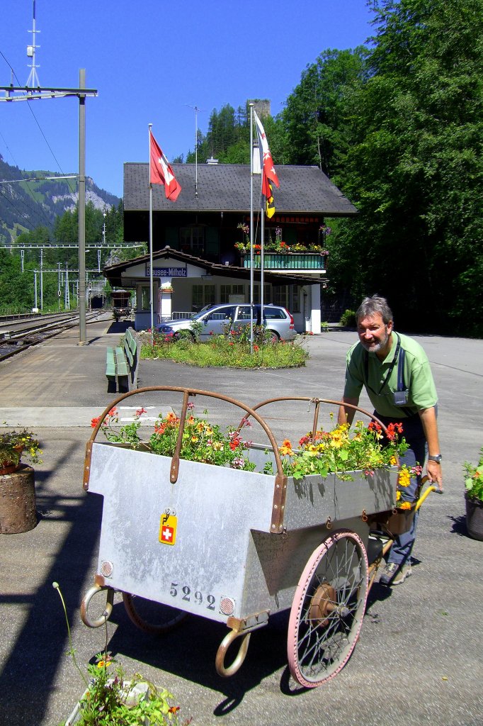 Vielleicht gelingt es mit diesem Bild der Flora zu etwas Anschub zu verhelfen....
Die Aufnahme ist am 04.08.2007 von dem  Drehscheibendreher Peter  an der Station Blausee gemacht worden, 4 Tage nach dem legend�ren luxemburgisch-deutschen Furka-Lok-Dreh.
Viele Gr��e
Hans-Gerd
