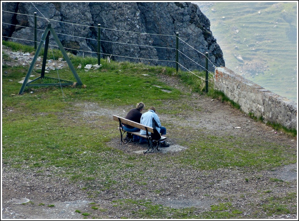 W�hrend die Frauen die sch�ne Aussicht auf der Oma-Bank an den Rochers de Naye genie�en... 26.05.2012 (Hans)