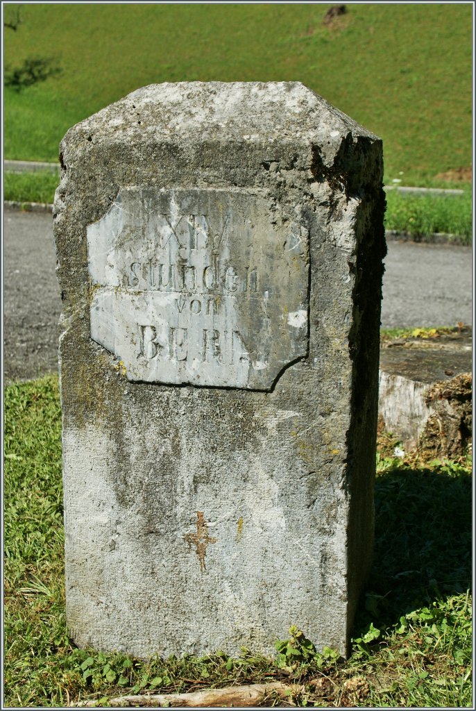 XIV Stunden von Bern entfernt fand ich diesen  Kilometer-Stein  bei Oberried. 
Unter diesen Umst�nden fuhr ich dann doch lieber via L�tschberg nach Hause...
27. Aug. 2012 