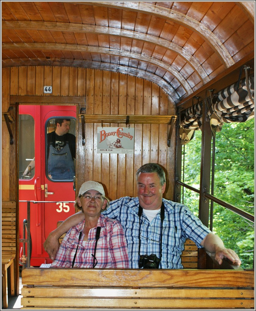 Zwei Fotografen geniessen die Fahrt in der Holzklasse des Blonay-Champy Zuges.
(27.05.2012)