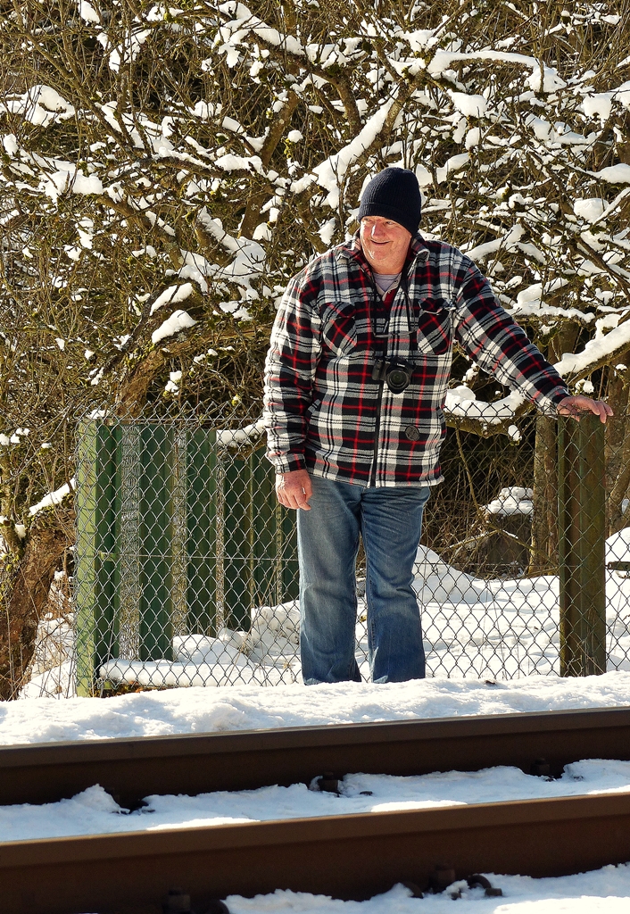 . Der Vandale freut sich diebisch �ber das Zerst�ren der Schneeh�ubchen auf den Zaunpf�hlen. ;-) 04.02.2015 (Jeanny)