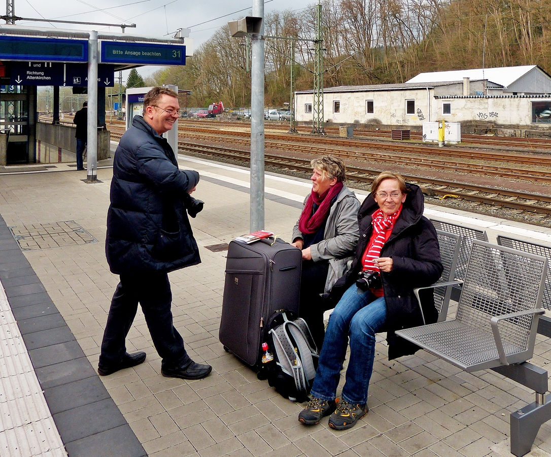 . Ob wohl jemand verreisen will? 

Noch ist Armin guter Dinge, seine Assistentin hingegen scheint fest entschlossen zu sein...  

Au/Sieg, 24.03.2014 (Hans)