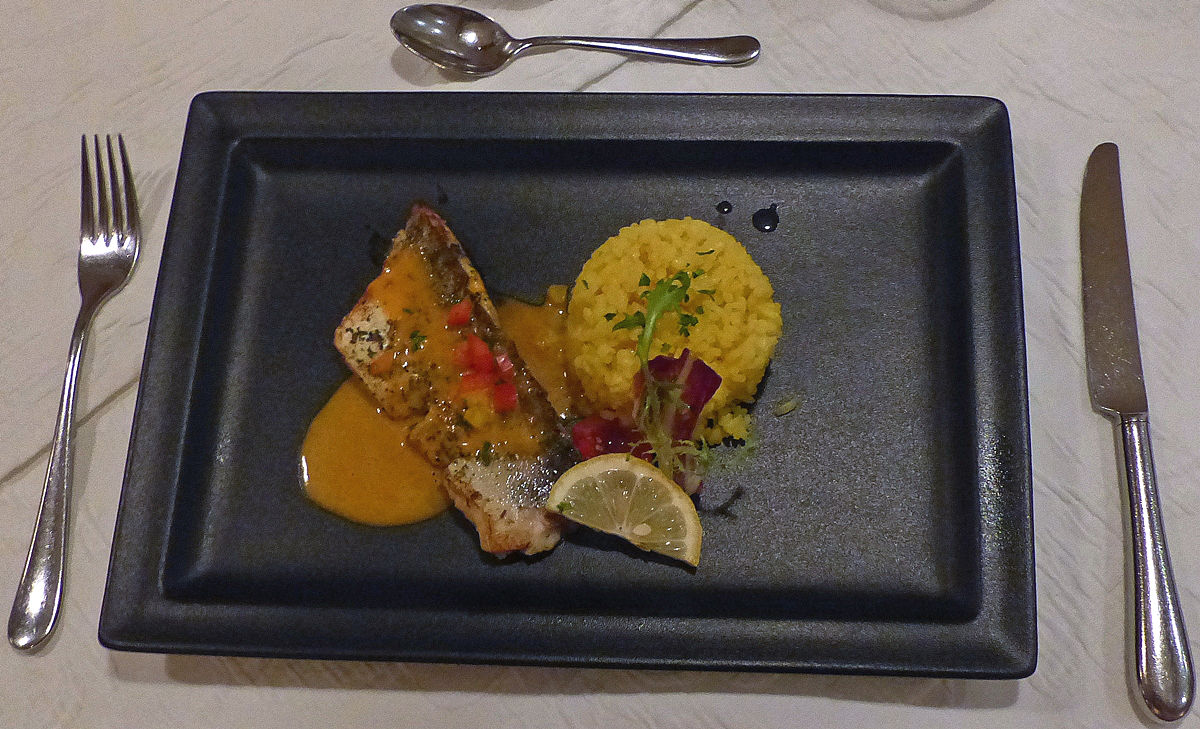 . Sternek�che im Hotel St. Georg zum See in Maurach - Das Hauptgericht am 25.08.2016: Gegrilltes Zanderfilet, Paprikaschaum und Safranreis. (Jeanny)
