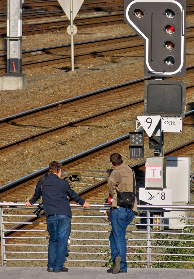 . Warten auf die Z�ge in Li�ge Guillemins am 18.10.2014. (Hans)