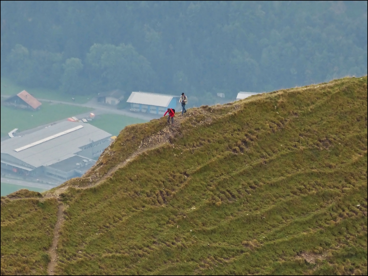 . Zwei Mutige (Heinz und Matthias) am Tw�renegg (2043 m.�.m.).