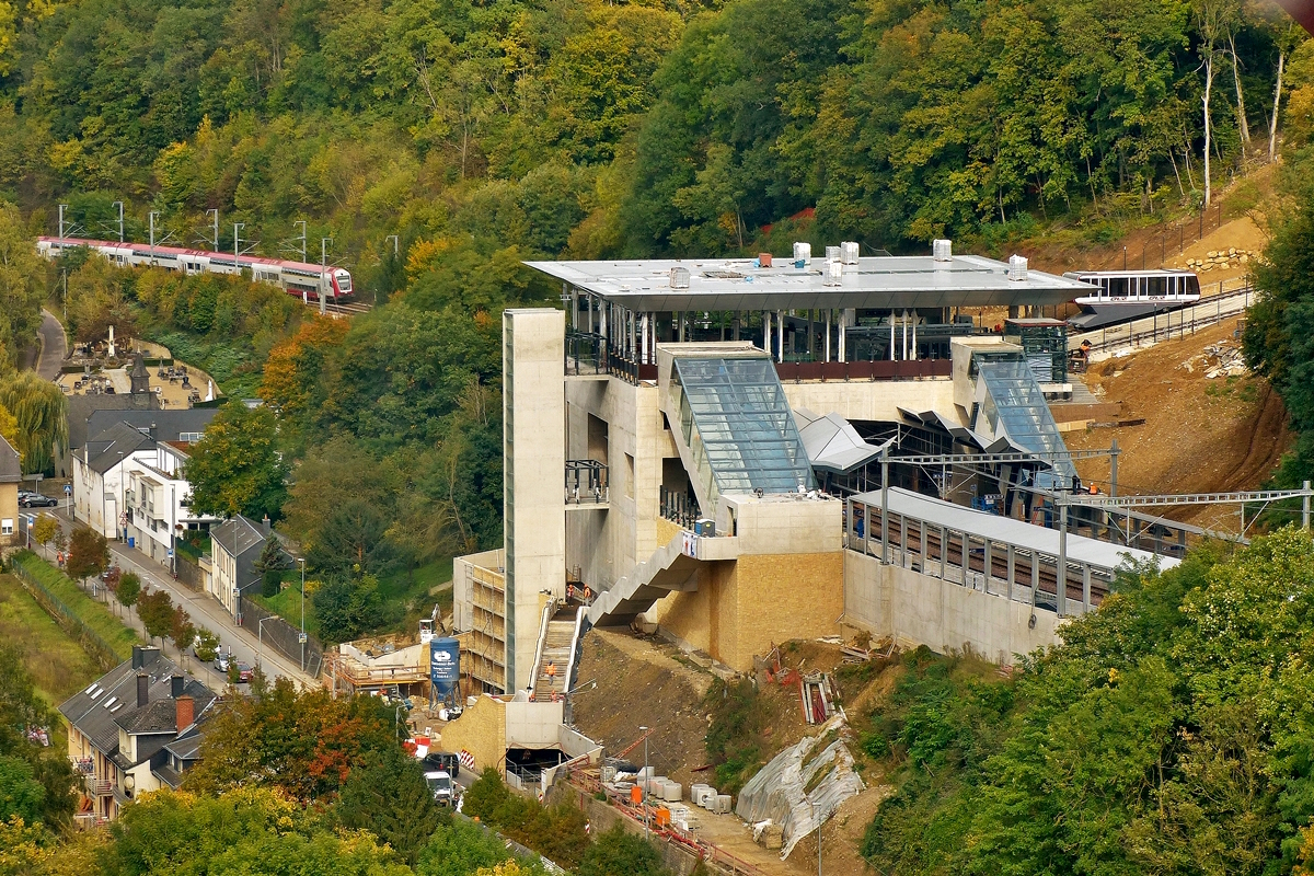 Am 04.10.2017 befand sich die Eisenbahnhaltestelle Pfaffenthal – Kirchberg noch im Bau. Ab dem 10.12.2017 ist sie eine viel benutzte Verbindung �ber die Standseilbahn mit dem Kirchberg. (Jeanny)
