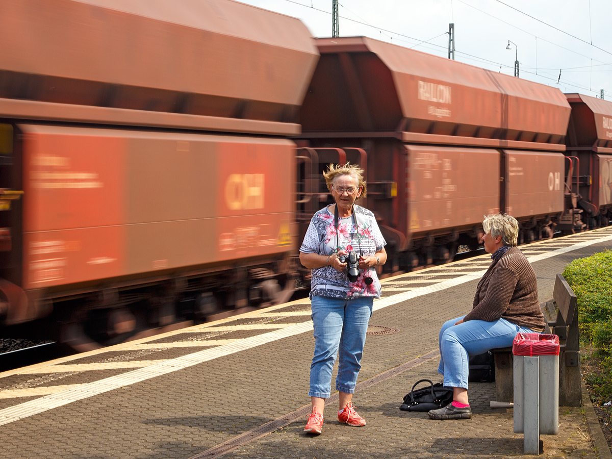 
Auch wenn ich den am 27.06.2015 durch Bonn-Beuel fahrenden Erzbomber verpennt habe, so kam ich in den Genuss dieses Bild zu machen. Wie man gut sieht entwickeln schnellfahrende Güterzüge einen beachtlichen Wind am Bahnsteig ;-)