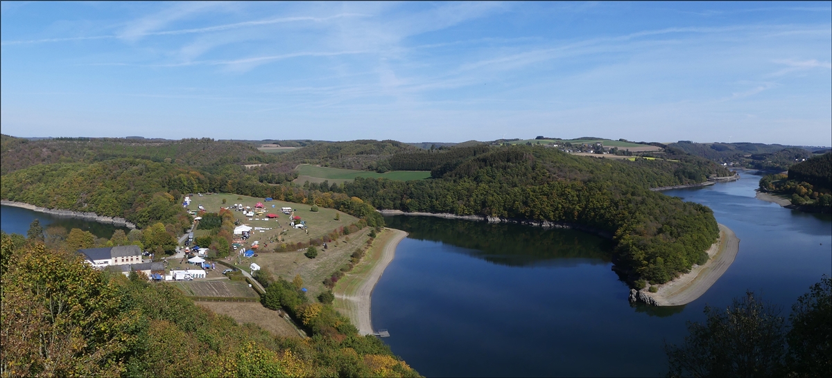 Auf der Aussichtsplattform am Burfelt nahe Insenborn entstand am 06.10.2018 diese Panoramafoto. Am Burfelt unten links ist ein Teil von den Aktivit�ten anl�sslich des „Beschfestes“ zu sehen, in der Mitte des Bildes der Ort Liefrange, am rechten Bildrand unten sind die Ortschaften Lultzhausen und Insenborn zu erkennen. (Jeanny)