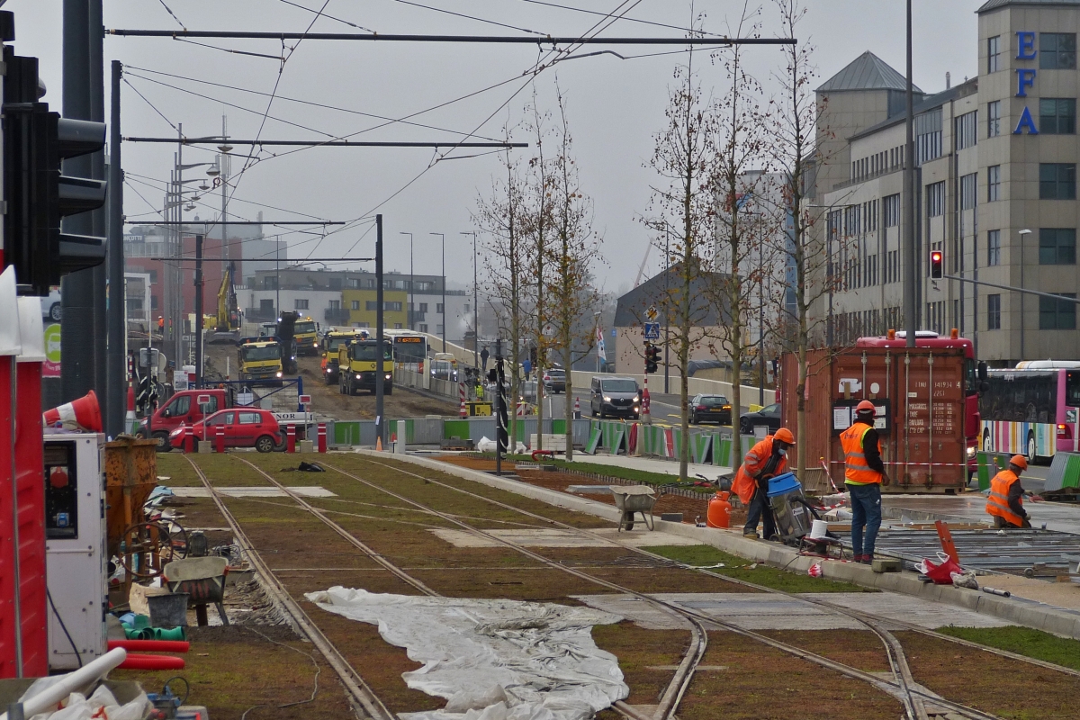 Bauarbeiten an der neuen Stra�enbahnhaltestelle am Hauptbahnhof der Stadt Luxemburg. 
Ab dem 13. Dezember 2020 verkehrt die Stra�enbahn im Regelbetrieb ab hier bis zur Haltestelle Luxexpo in Luxembourg-Kirchberg. 18.11.2020 (Hans)
