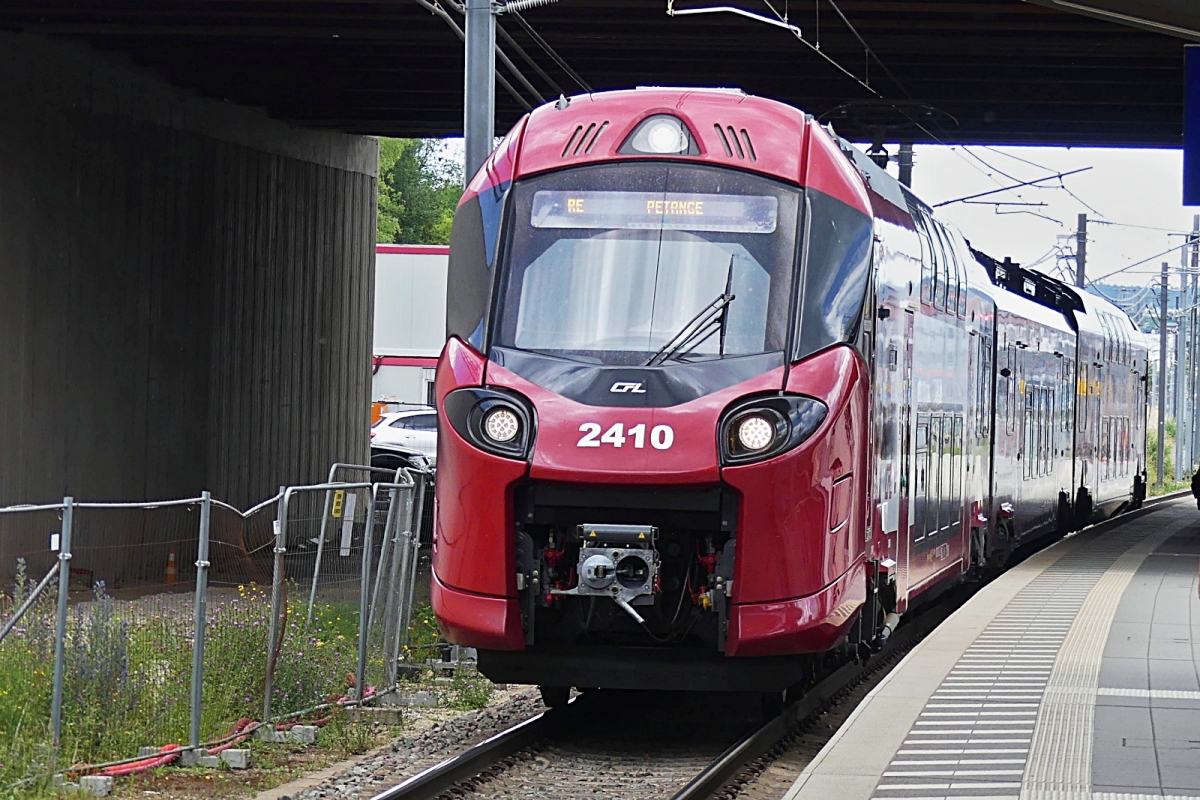 CFL 2410 kommt im Bahnhof Howald an, er bedient am 16.06.2025 die Strecke Mersch - Petange.