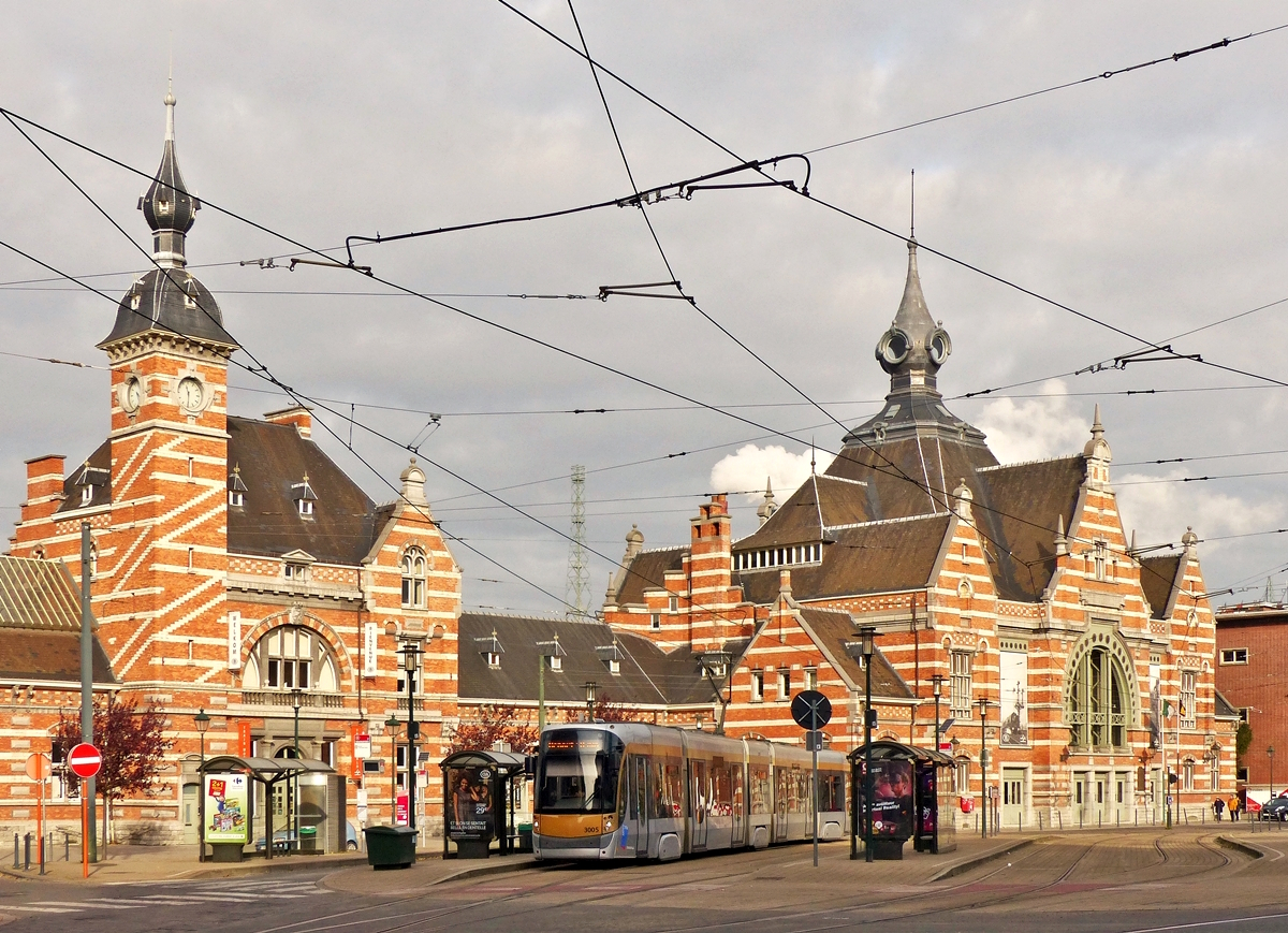 Das Bahnhofsgeb�ude von Schaerbeek mit der Stra�enbahnhaltestelle von der Stra�enseite aus gesehen. Hier befindet sich das Eisenbahnmuseum Train World.  18.11.2017 (Jeanny)