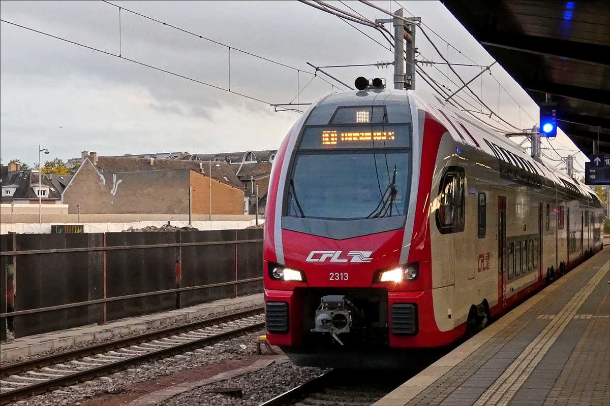 Der CFL KISS Z 2313 f�hrt auf Gleis 10 in den Bahnhof von Luxemburg ein, von den alten CFL Werkst�tten daneben ist nur noch etwas Schutt zu sehen. Dieser Zug bedient heute die Linie 10 nach Troisvierges. Seit kurzem sind diese Triebz�ge auch �fters auf dieser Strecke anzutreffen. (Hans) 02.10.2017  