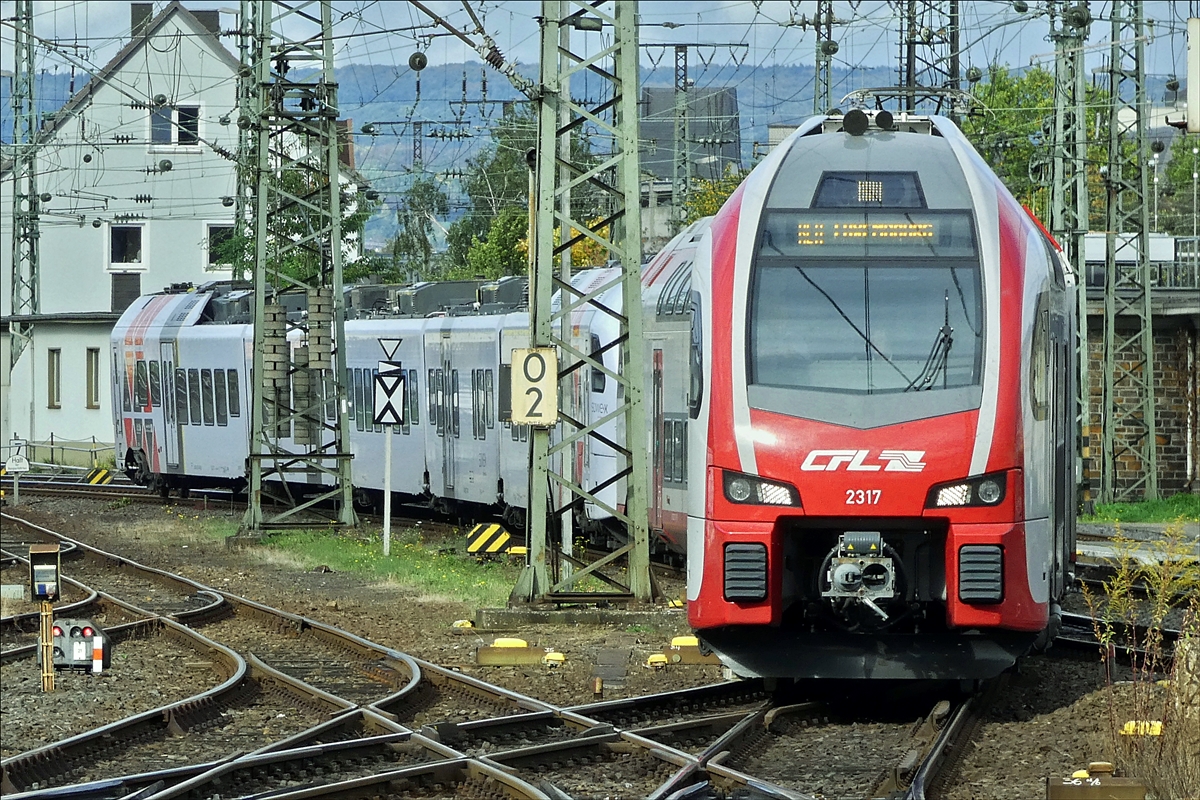 Der CFL KISS Z 2317 f�hrt mit dem S�wex 429 111 aus Trier in den Bahnhof von Koblenz ein, nach einem kurzen Stopp f�hrt das Duo zur�ck in Richtung Trier. 02.10.2017 (Hans)