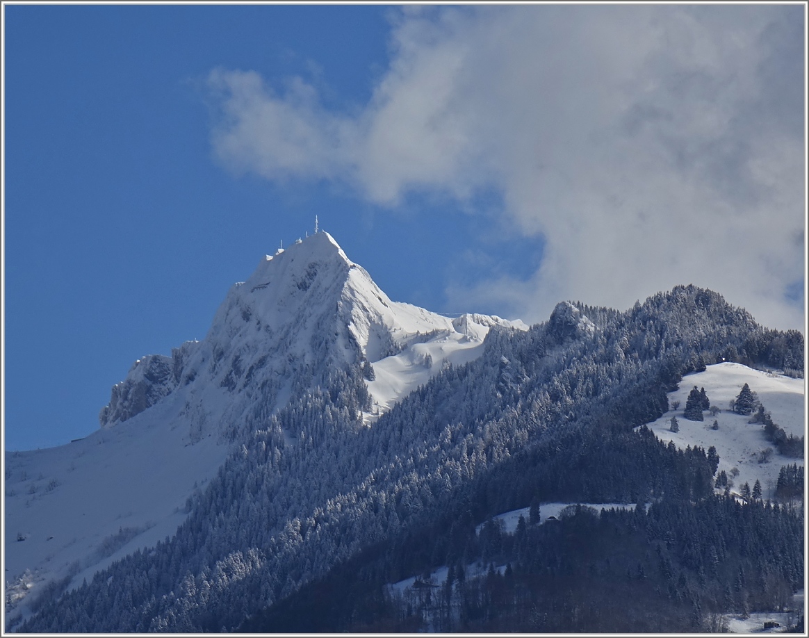 Der Kälteeinbruch am Wochenende hinterliess Spuren, wie man am tiefverschneiten Rochers-de-Naye sehen kann.
(07.03.2016)