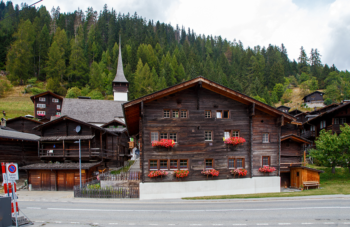 Der keine dorf Niederwald (1.243 m ü. M.) im Kanton Wallis (VS) an der Furka-Oberalp-Bahn (aus einem Zug heraus) am 07.09.2021.

Die Gassen und alten Häuser von Niederwald gehen bis ins 14. Jahrhundert zurück. Sein Aussehen hat sich in den letzten hundert Jahren kaum verändert. Historiker beschreiben es als einen der unberührtesten und charaktervollsten Orte des Goms. Die Entstehung verdankt es der alten Rottenbrücke, die 1250 erstmals erwähnt wurde. Hier wechselten die alten Saumwege von Ernen her kommend die Talseite. 

In Niederwald ist der Geburtsort (und die letzte Ruhestädte) von dem Hotelkönig César Ritz (1850 - 1918). 1898 konnte er als erstes seiner Luxushotels das Hotel Ritz in Paris eröffnen. Später folgte das Hotel Ritz in London und andere Hotels in weiteren Städten. Mit seiner Frau und seinem Sohn hat er in Niederwald seine letzte Ruhestätte gefunden. Sein Denkmal, Grab und Geburtshaus sind sehenswert. 
