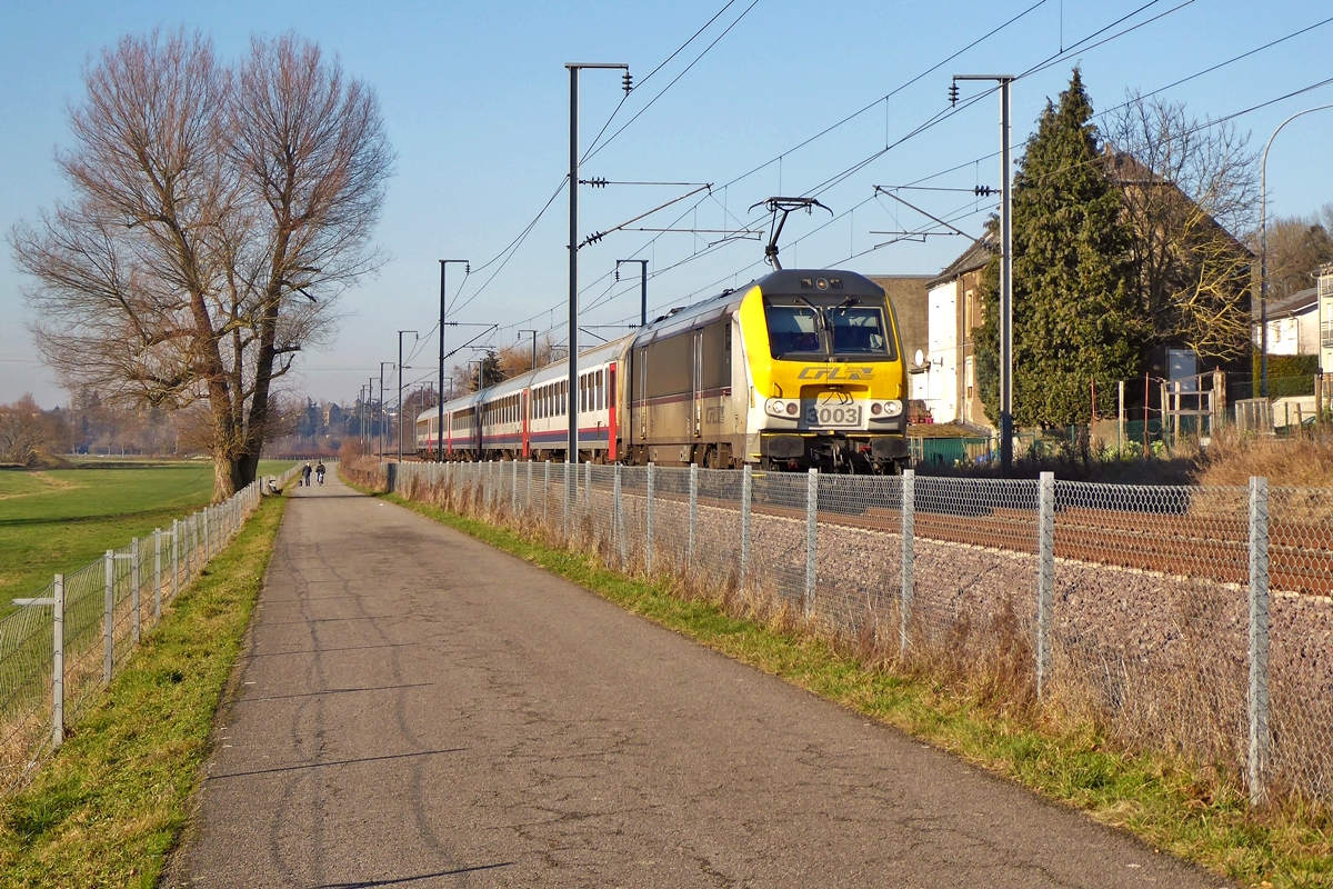 Die CFL 3003 zieht am 21.01.2019 den IC 112 Liers-Luxembourg �ber die Nordstrecke in der N�he von Rollingen/Mersch. (Jeanny) 