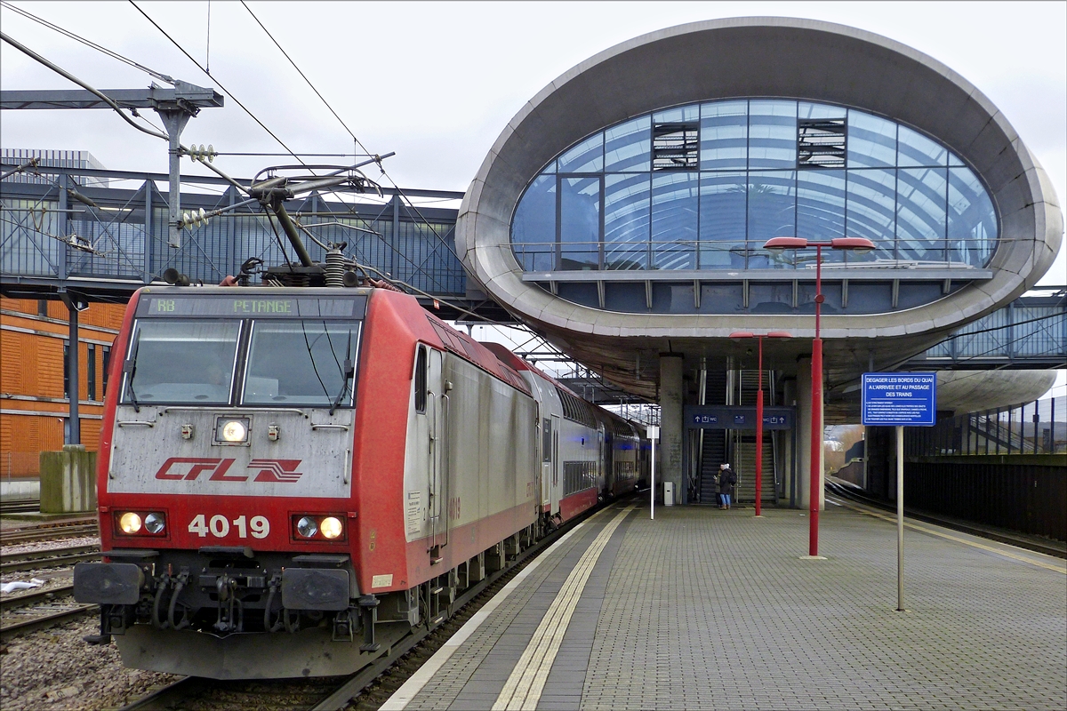 Die CFL Lok 4019 verl�sst den Bahnhof Belval Universit� in Richtung P�tange. 30.12.2017 (Hans)