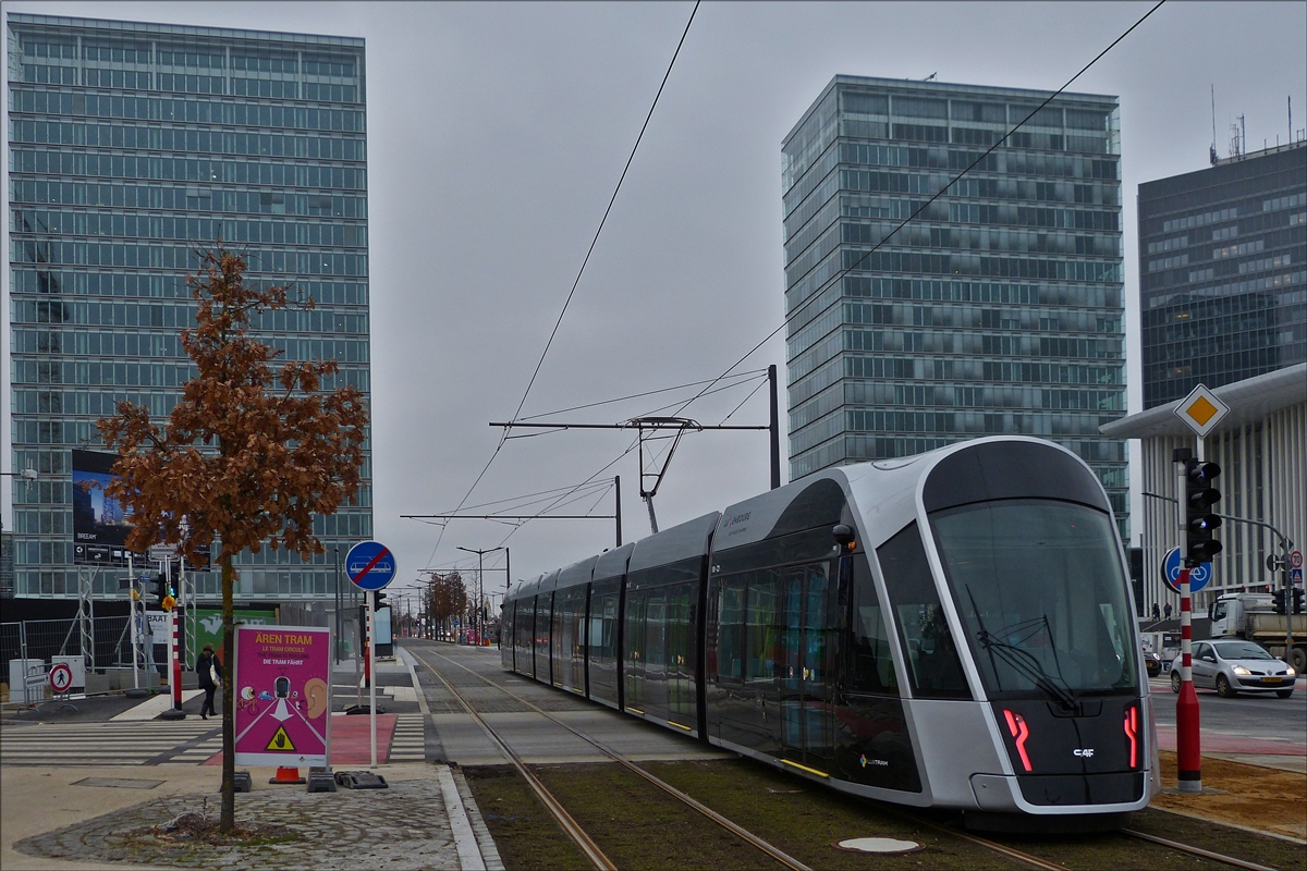 Die Stra�enbahn hat soeben die Haltestelle Rout Br�ck-Pafendall in Richtung Luxexpo verlassen. Seit dem 10.12.02017 ist sie im Regelbetrieb unterwegs. Tags�ber bis 19.30 Uhr im 6 Minuten Takt, danach sowie am Wochenende im 10 - 15 Minuten Takt. 07.12.2017 (Hans) 