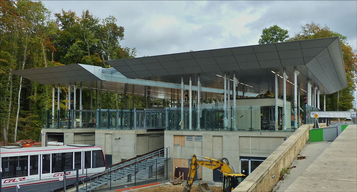Die Stra�enbahnhaltestelle Rout Br�ck-Pafendall: Hier kann man in die Standseilbahn zum tiefergelegenen CFL Bahnhof Pfaffenthal-Kirchberg an der Nordstrecke umsteigen und erspart sich somit den Umweg mit dem Bus durch den dichten Verkehr bis zum Hauptbahnhof. 12.12.2017 (Jeanny)