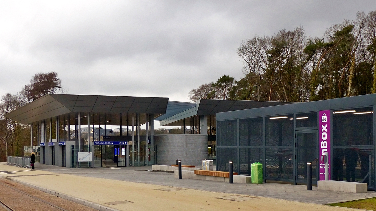 Die Stra�enbahnhaltestelle Rout Br�ck-Pafendall: Hier kann man in die Standseilbahn zum tiefergelegenen CFL Bahnhof Pfaffenthal-Kirchberg an der Nordstrecke umsteigen und erspart sich somit den Umweg mit dem Bus durch den dichten Verkehr bis zum Hauptbahnhof. 12.12.2017 (Jeanny)