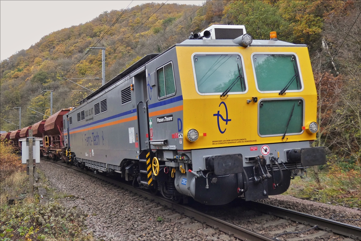 Dynamischer Gleisstabilisator DGS 62 NT von Ferro –Tech steht am 28.10.2017 nahe Goebelsm�hle etwas oberhalb einer Gleisbaustelle, wo man dabei ist eine Weiche auszuwechseln. Diese Machine wurde 2016 von Plasser  & Theurer unter der Nr 6467 gebaut. (Hans)