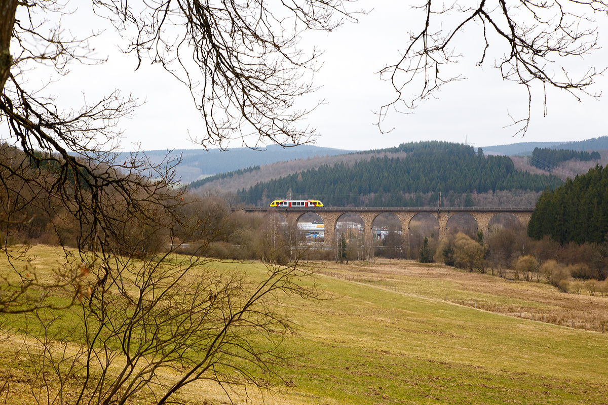 
Ein Alstom Coradia LINT 27 der HLB (Hessische Landesbahn) fährt als RB 95  Sieg-Dill-Bahn  Siegen - Dillenburg am 19.03.2016 über den Rudersdorfer Viadukt in Richtung Dillenburg. 

Hier an diese etwas höhere Fotostelle muss ich wohl noch mal bei besserem Licht hin...
