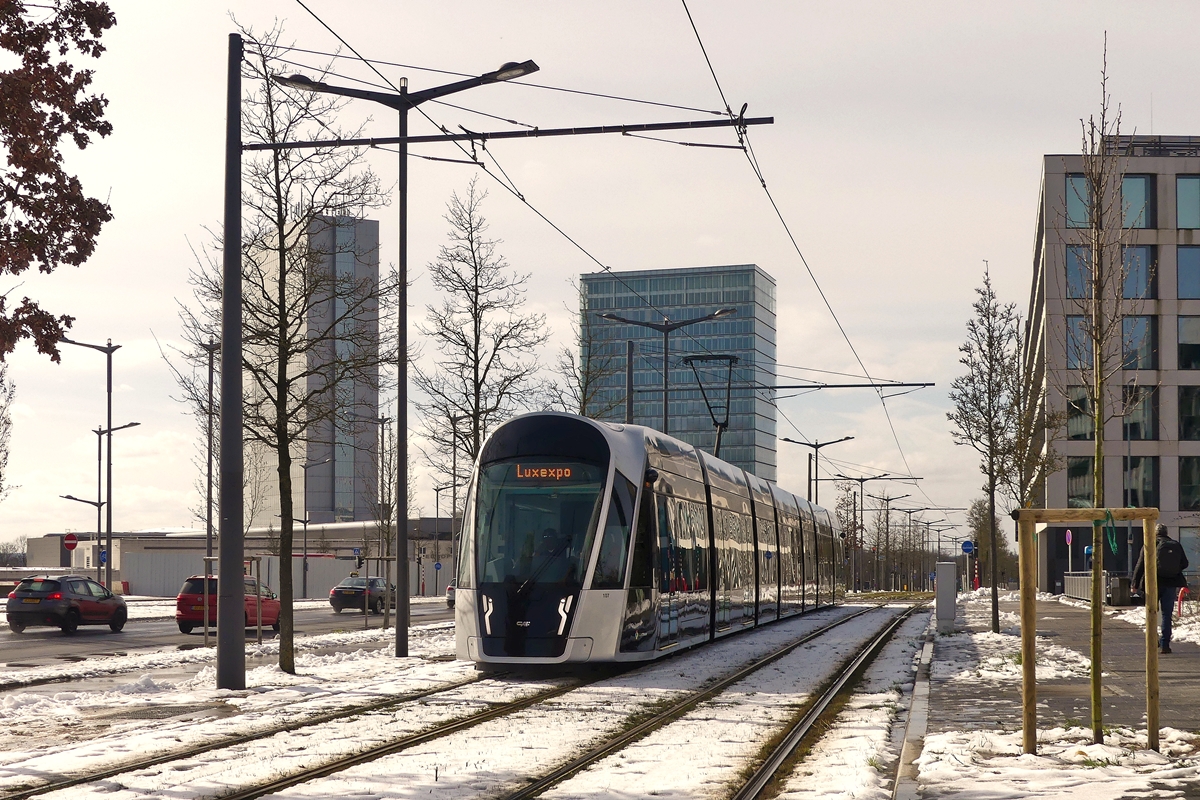 Ein CAF Urbos von LUXTRAM S.A. zwischen den Haltestellen Philharmonie-MUDAM und Europaparlament/Parlement Europ�en in Luxembourg-Kirchberg. 28.02.2020 (Jeanny)