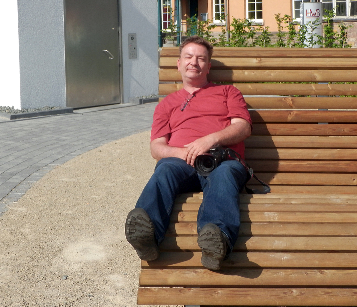 
Eine Opa-Bank in Hermeskeil am 09.06.2014 

Auch Bahnfotografen müssen einmal chillen ;-)

(Margaretha)
