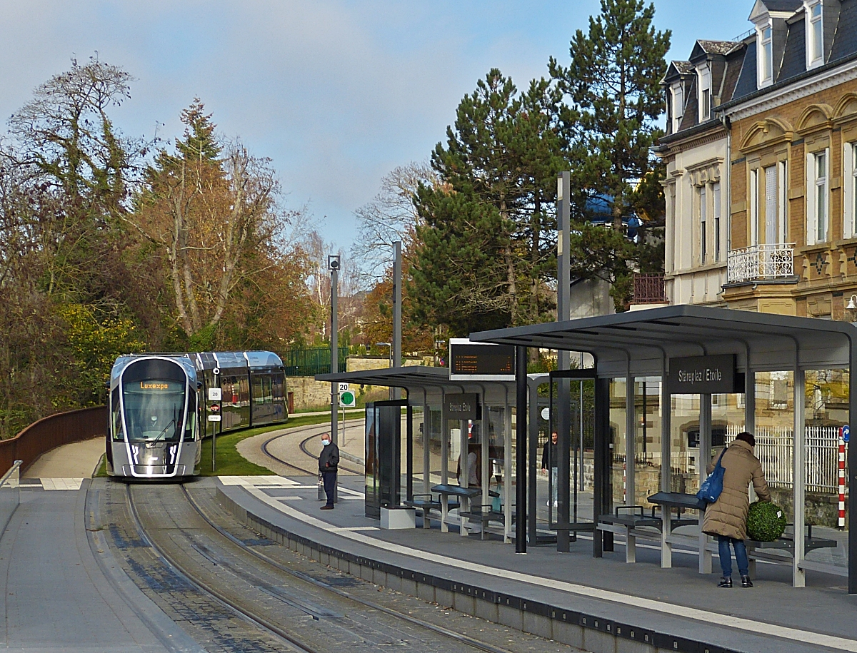 Eine Stra�enbahn n�hert sich am 18.11.2020 der Haltestelle  St�replaz . In der Anzeige ist schon die Endhaltestelle f�r die R�ckfahrt „Luxexpo“ angegeben. Bis zum 13. Dezember 2020 ist hier die provisorische Endhaltestelle der Stra�enbahn, danach f�hrt sie weiter bis zum Hauptbahnhof der Stadt Luxemburg. (Hans) 