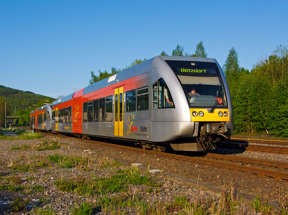 
FÜR JEANNY.....

Als kleiner Trost ein Doppelpack, da Jeanny ja keinen GTW 2/6 der Hellertalbahn beim letzten Besuch in Herdorf ablichten konnte. 

In Doppeltraktion zwei GTW 2/6 der Hellertal am 03.05.2014 kurz vor der Einfahrt in den Bahnhof Herdorf.
