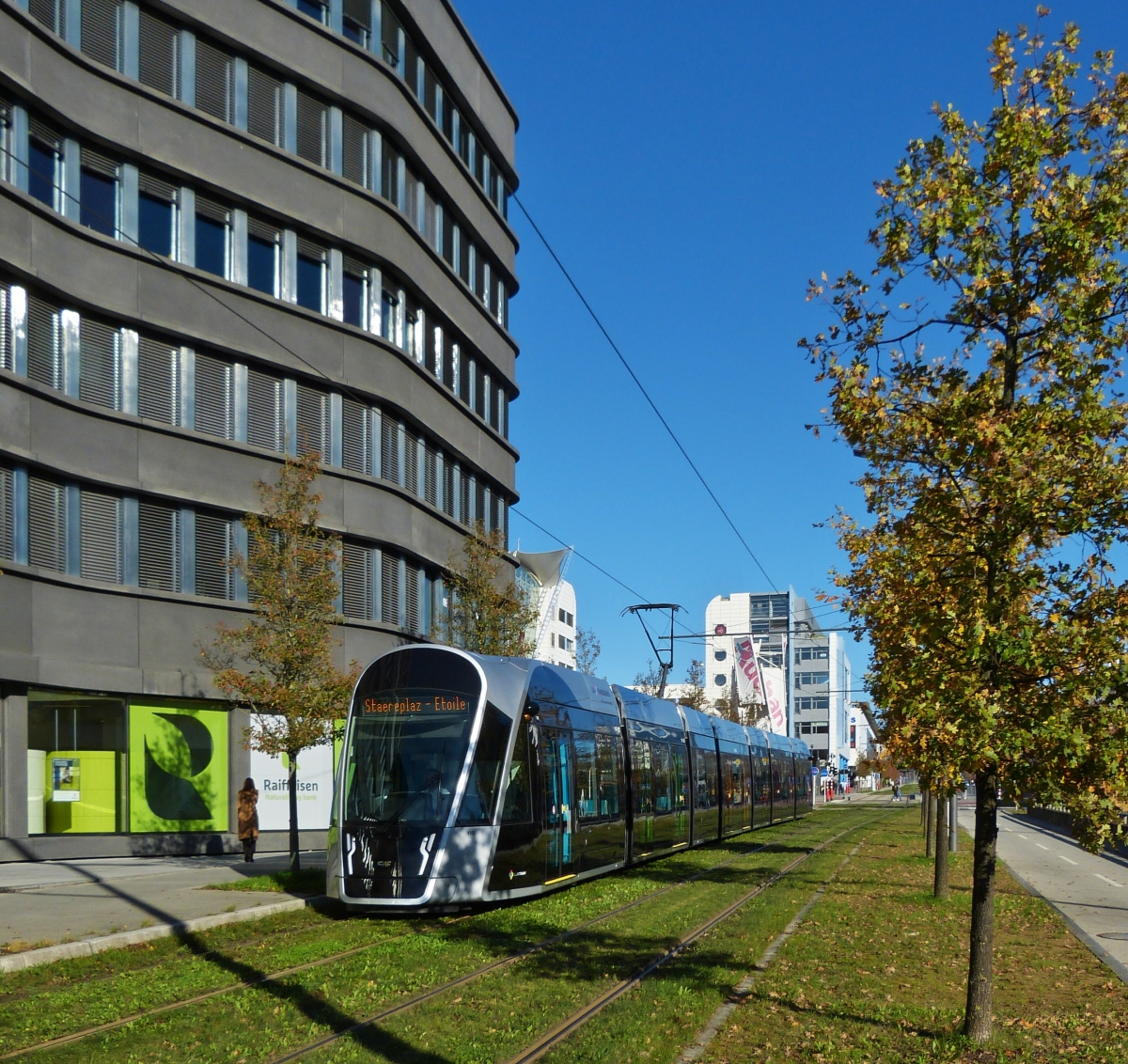 Herbstfarben in der Stadt Luxemburg. Tram 115 hat die Haltestelle  Alphonse Weicker  soeben in Richtung St�replaz verlassen. 18.11.2020 (Hans)