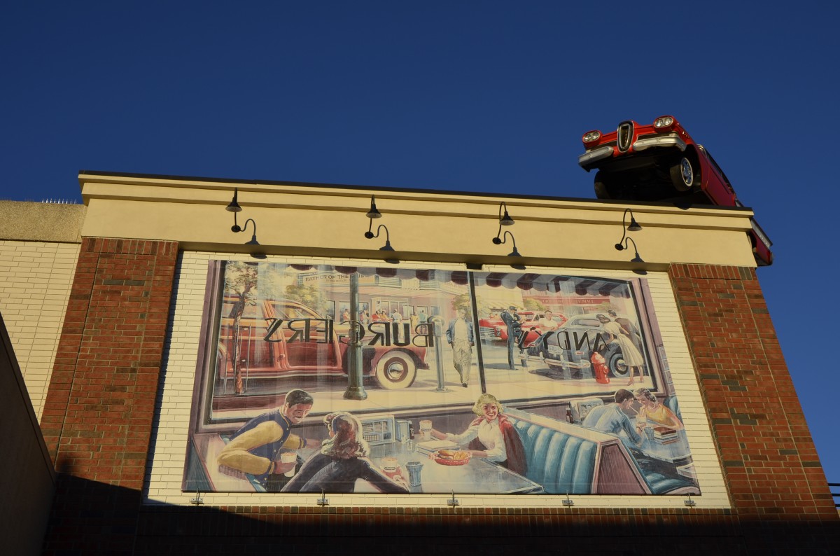 K�nstlerisch gestaltete Fassade an einem Warenhaus in Raleigh (NC). Aufnahme vom 08.11.2013
